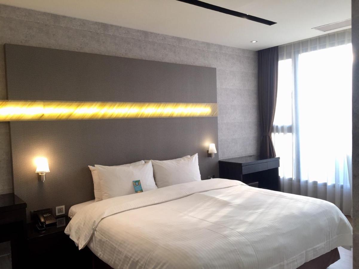 Fengjia Hotel Bell Taichung Bagian luar foto