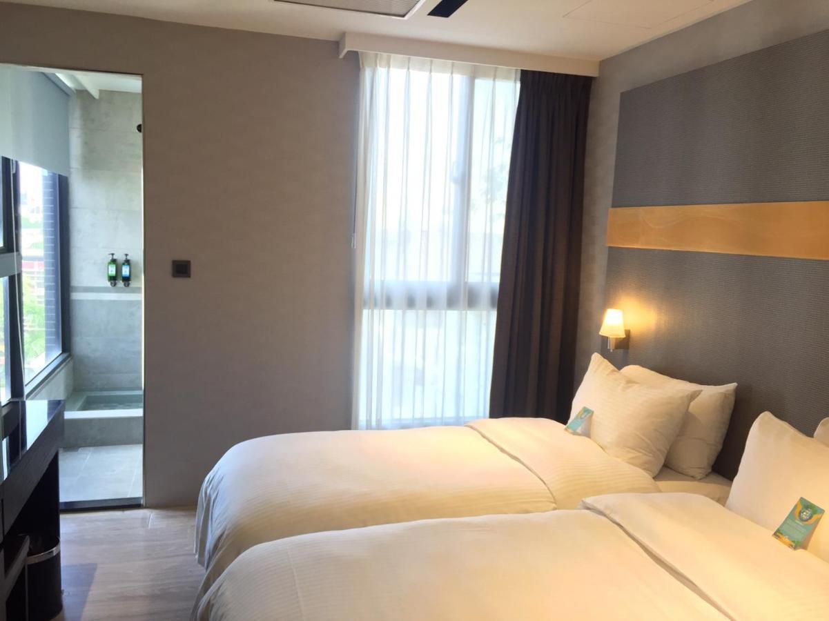 Fengjia Hotel Bell Taichung Bagian luar foto