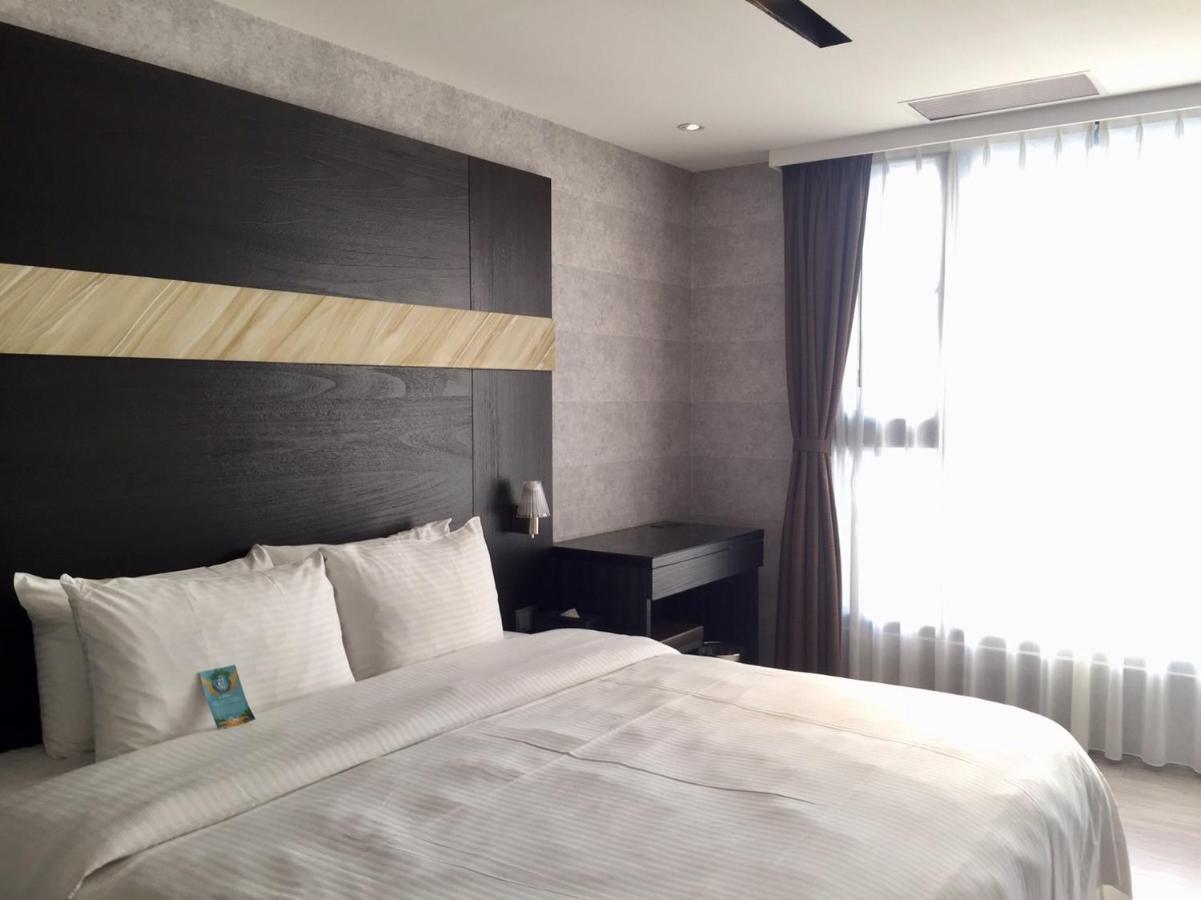 Fengjia Hotel Bell Taichung Bagian luar foto