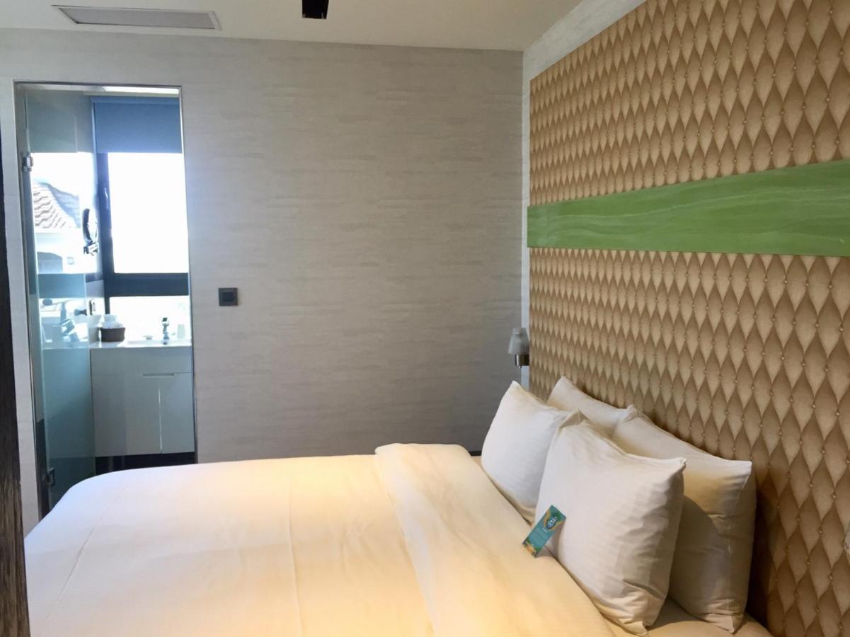 Fengjia Hotel Bell Taichung Bagian luar foto