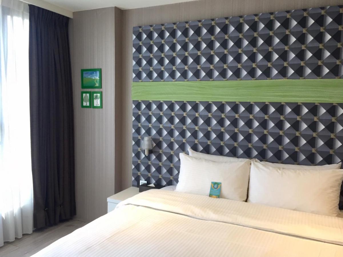 Fengjia Hotel Bell Taichung Bagian luar foto