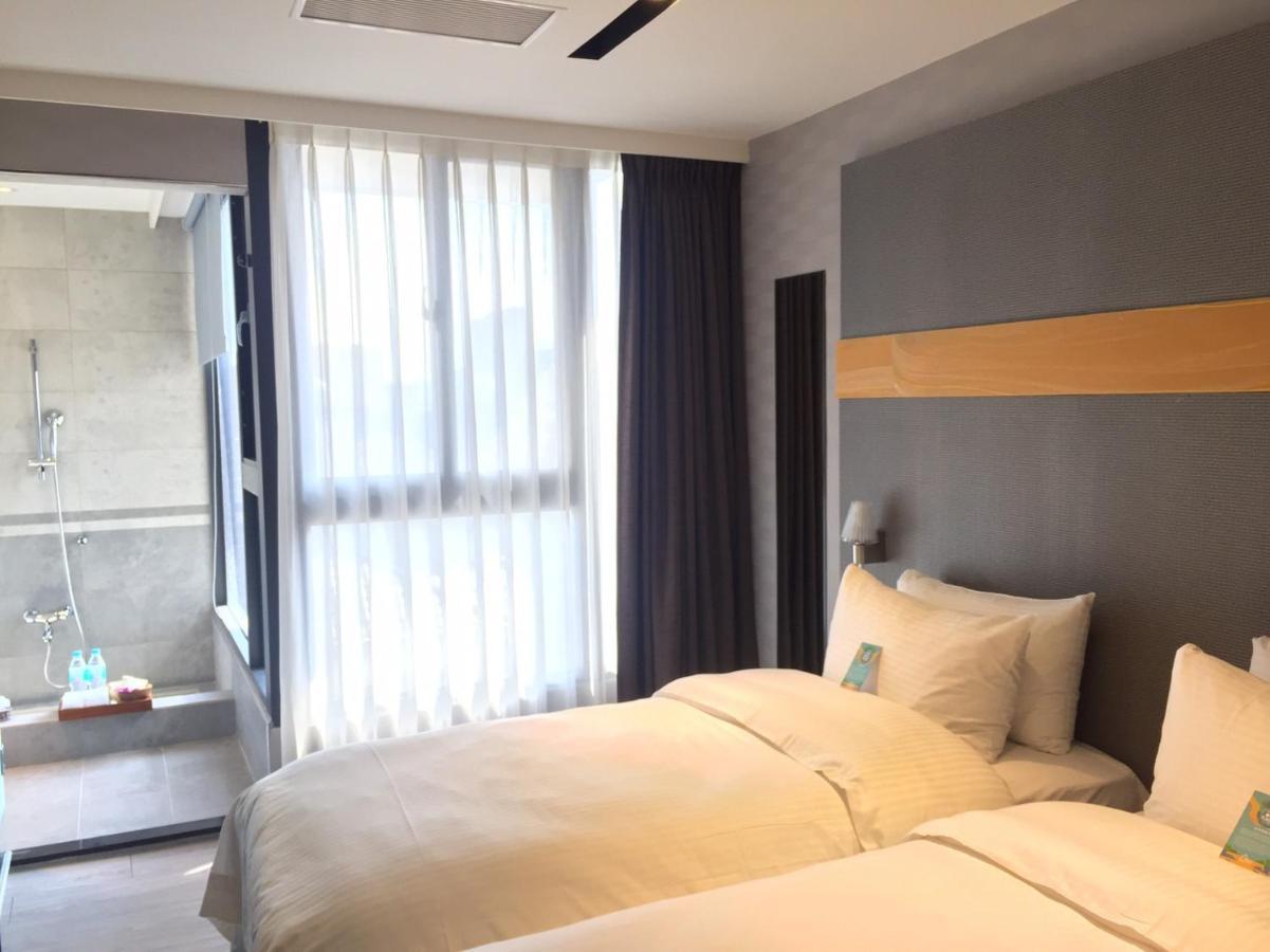 Fengjia Hotel Bell Taichung Bagian luar foto