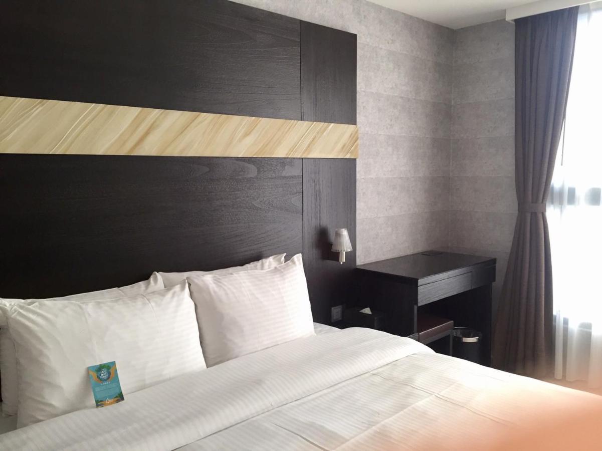 Fengjia Hotel Bell Taichung Bagian luar foto