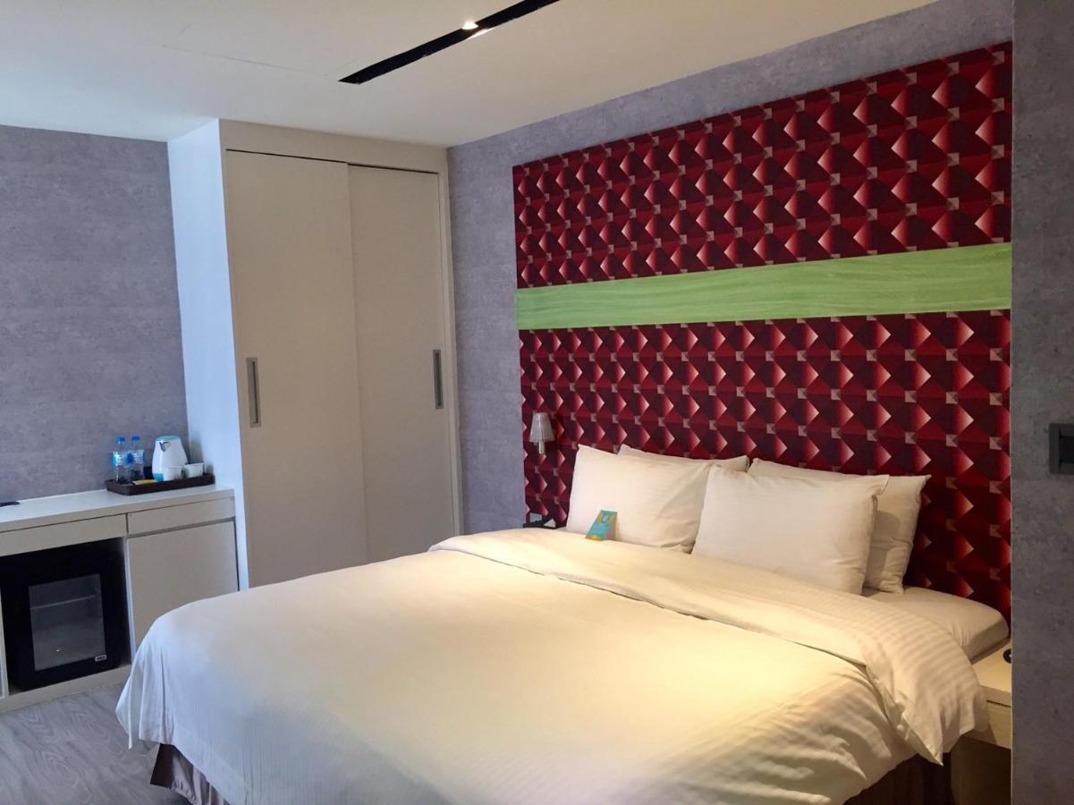 Fengjia Hotel Bell Taichung Bagian luar foto