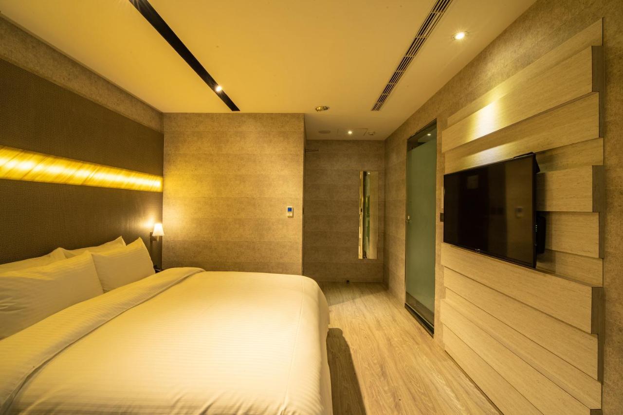 Fengjia Hotel Bell Taichung Bagian luar foto