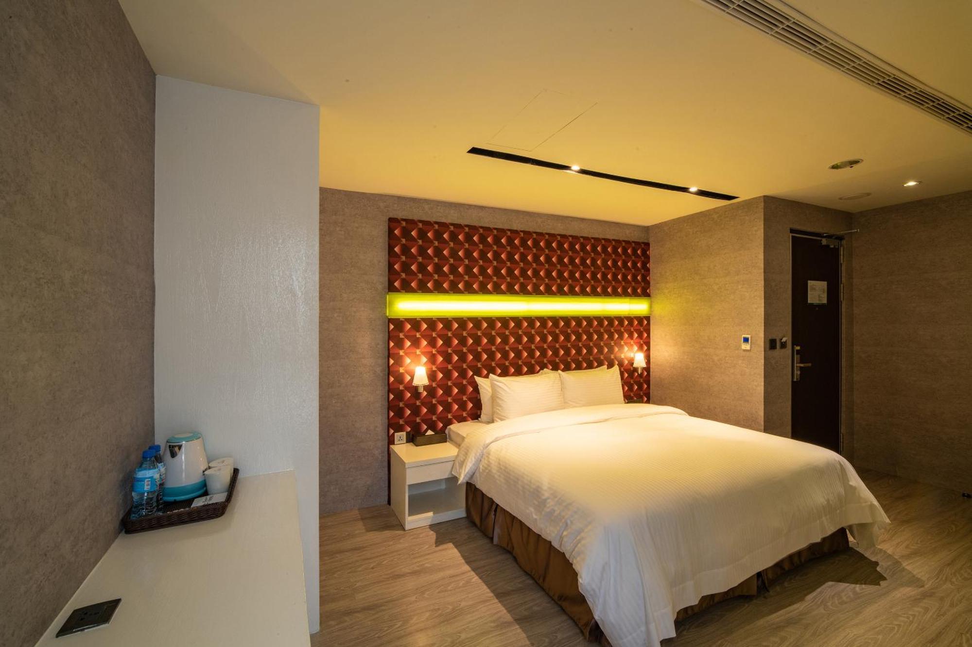 Fengjia Hotel Bell Taichung Bagian luar foto