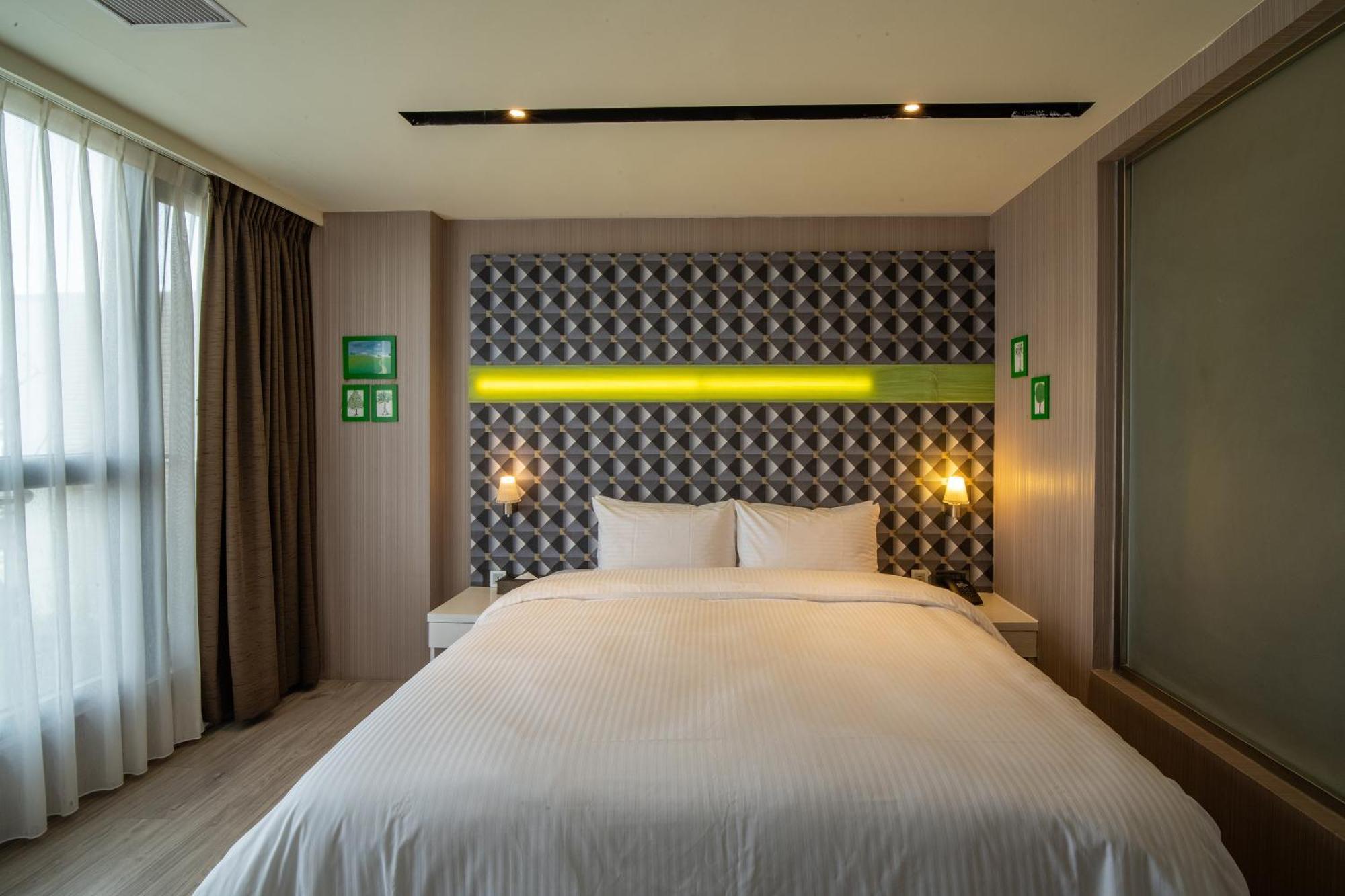 Fengjia Hotel Bell Taichung Bagian luar foto