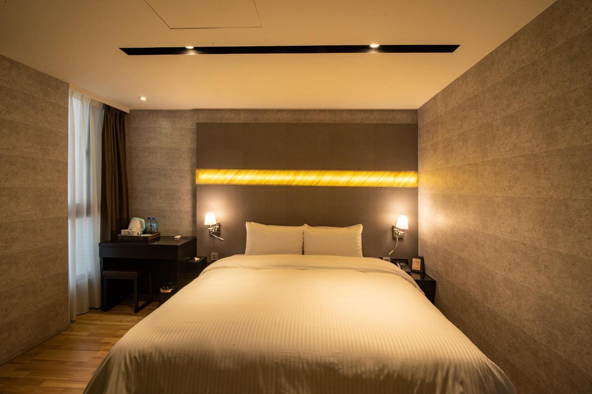 Fengjia Hotel Bell Taichung Bagian luar foto