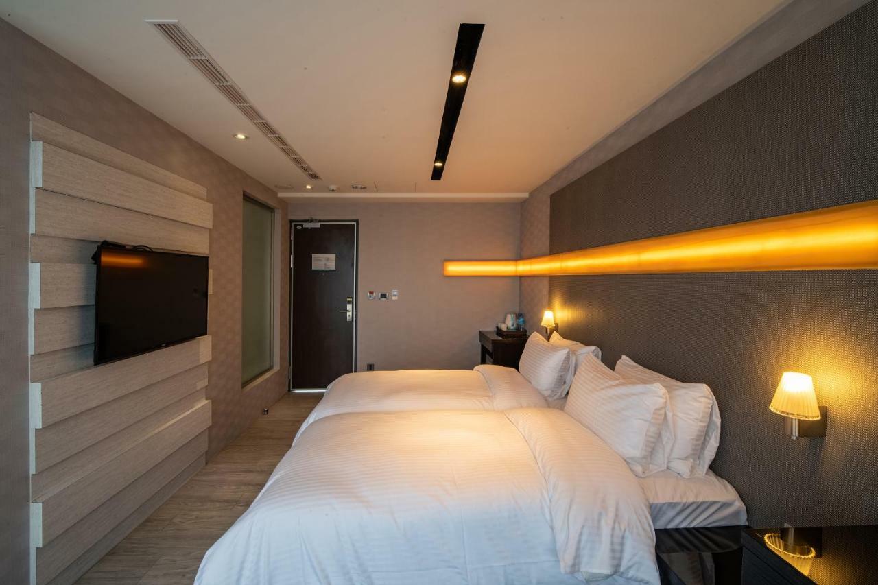Fengjia Hotel Bell Taichung Bagian luar foto